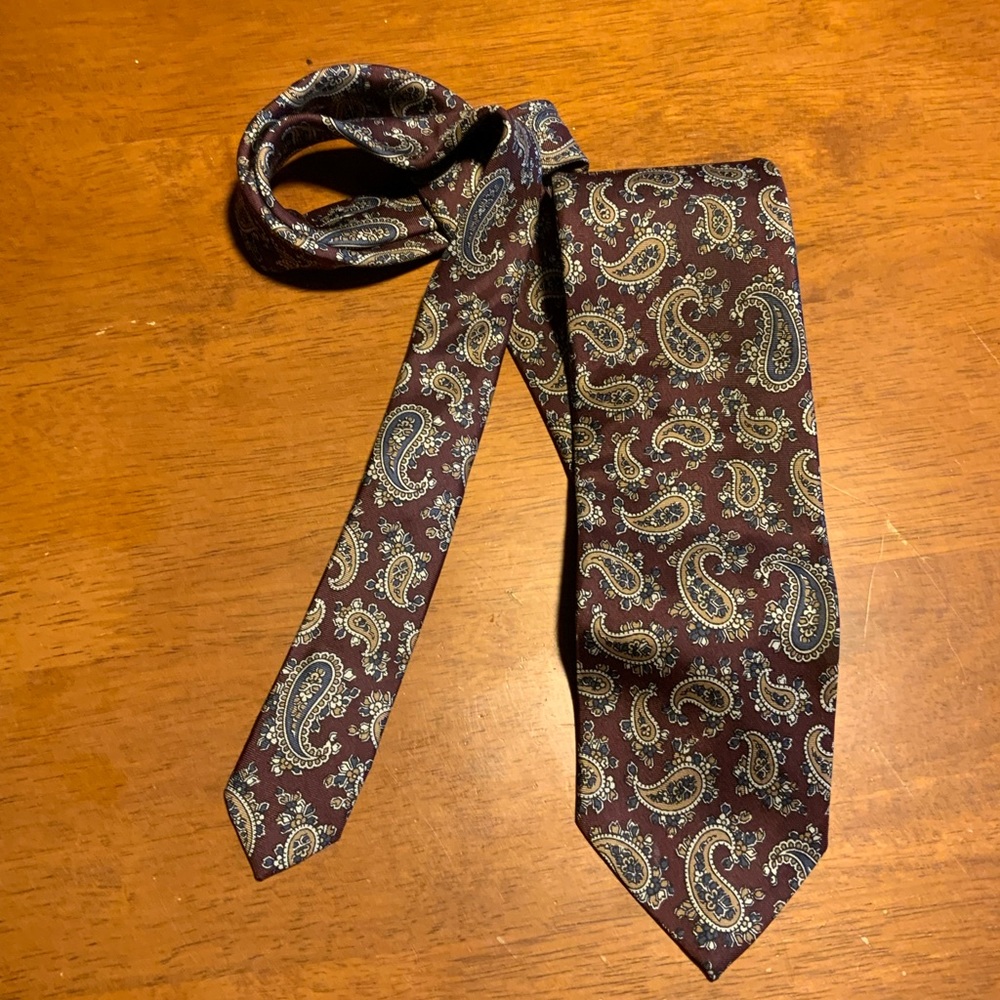 Robert Talbott Hand Sewn Finest Silk Italy Dark Burgundy Paisley Motif Neck Tie